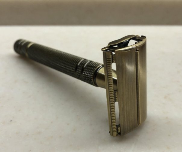 Ручным способом. 
Берёшь бритву, и ...