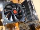 Кулер Raijintek Temis II. Никогда прежде не слышал об этой фирме, но когда увидел, почему-то сразу решил, что надо брать. Общие впечатления довольно противоречивые: вроде кулер хорош, но регулировка оборотов работает только по напряжению, а не через PWM. Кроме того, при выходе на максимальные обороты начинает пощёлкивать. А ещё не понравилась слишком густая термопаста. Знал бы — купил отдельно.
Опыта установки башенных кулеров у меня не было, поэтому провозился с ним долго.