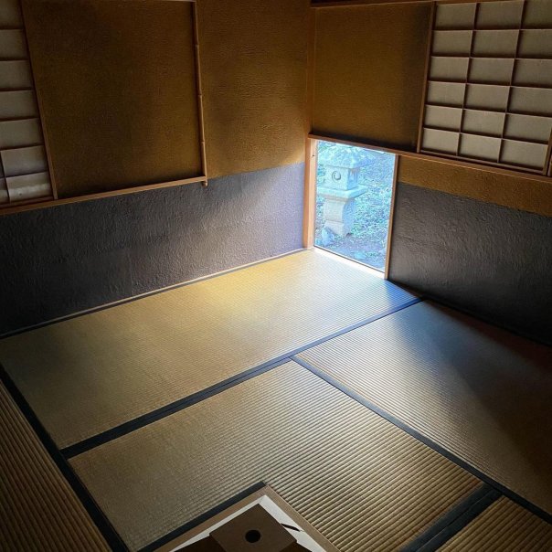 Нидзиригути (躙口, nijiriguchi) или «в...