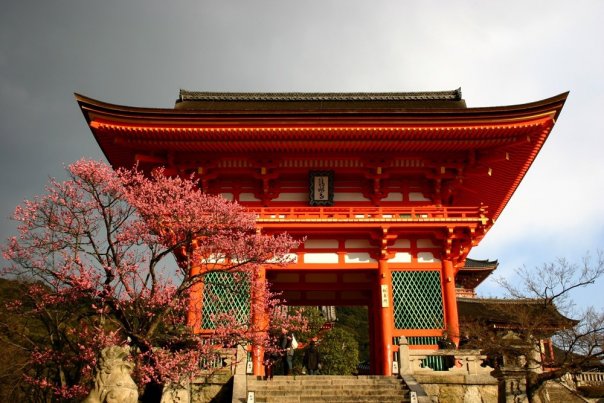 В Японии основная религия - синтоизм...