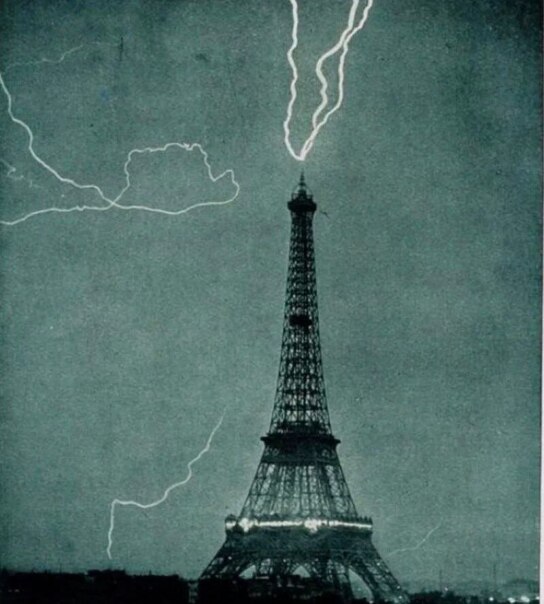 Молния попала в Эйфелеву башню, 1902...