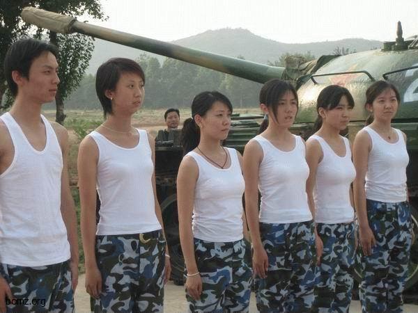 может управлять танком...