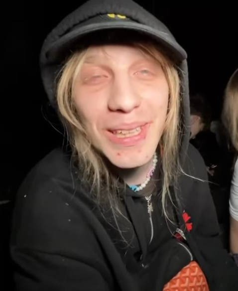 всем привет, я селена гомез
Вот пру...