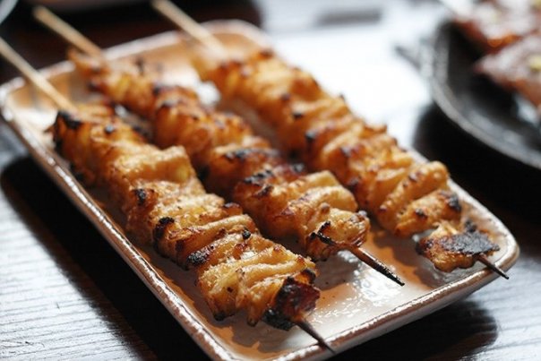 Якитори (яп. 焼き鳥, букв. «жареная пти...