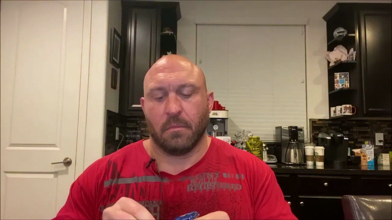 мужик ест чипсы