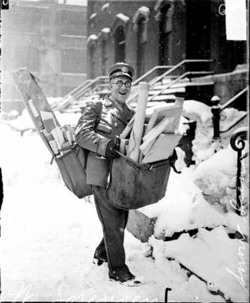 Пoчтaльон с тяжелым гpyзом poждecтве...