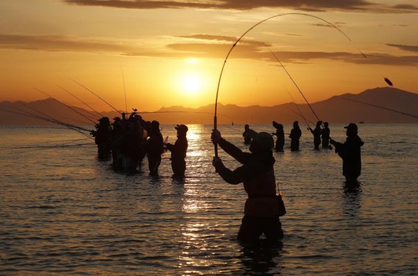 Люди ловят лосося на реке Мокото в А...