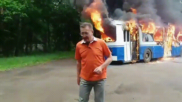 Троллейбус горит...