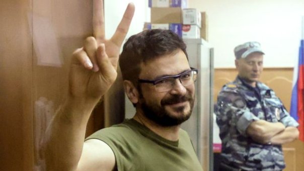 ☮ Илья Яшин:

Каждое утро в моей к...